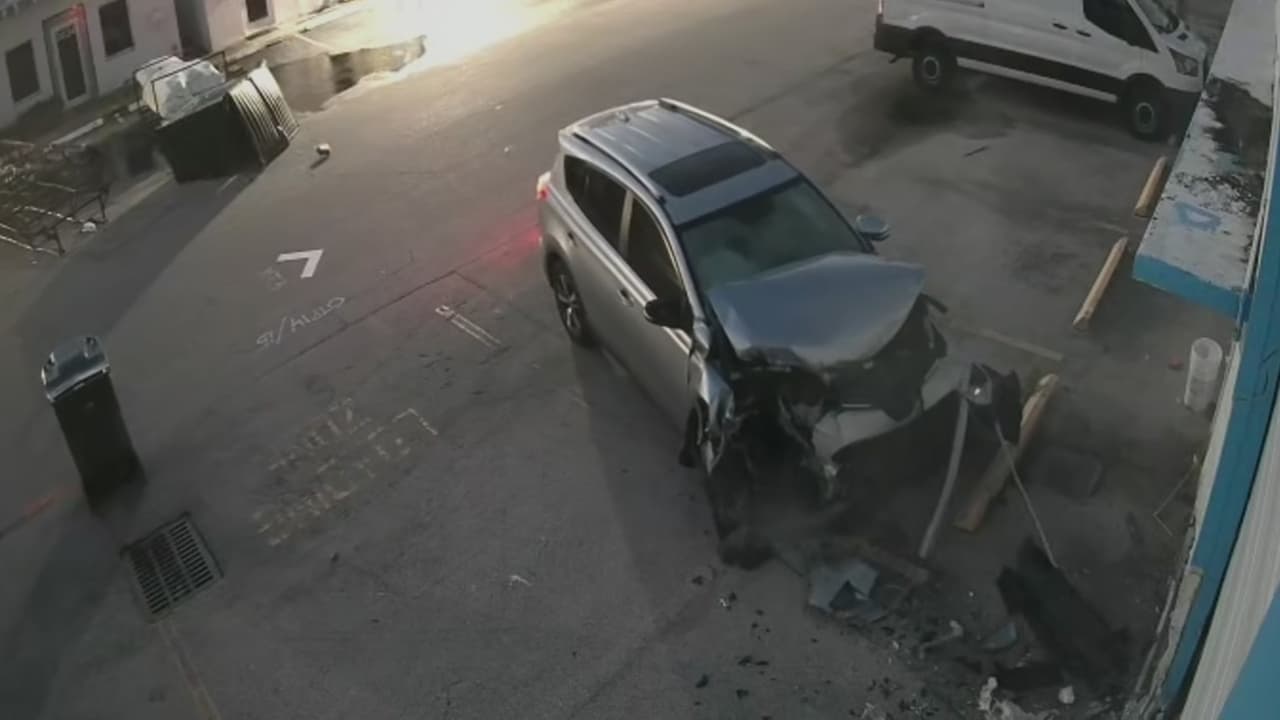 Una SUV Toyota se estrelló contra negocio en Oakland Park