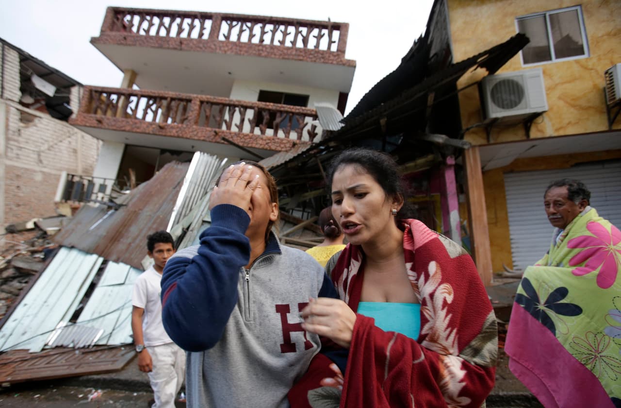 Una mujer llora el domingo 17 de abril de 2016 junto a una casa destruida la víspera por un terremoto en Pedernales, Ecuador. (Foto AP/Dolores Ochoa)