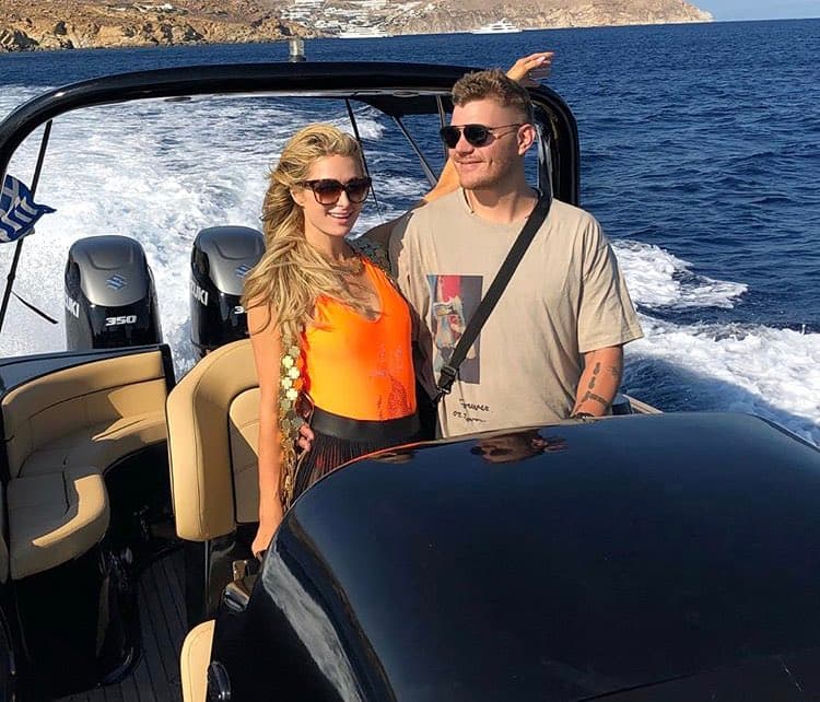 A través de su cuenta en Twitter, Paris publicó esta instantánea a la que agregó: "Me encanta explorar el mundo y hacer recuerdos juntos, mi amor".