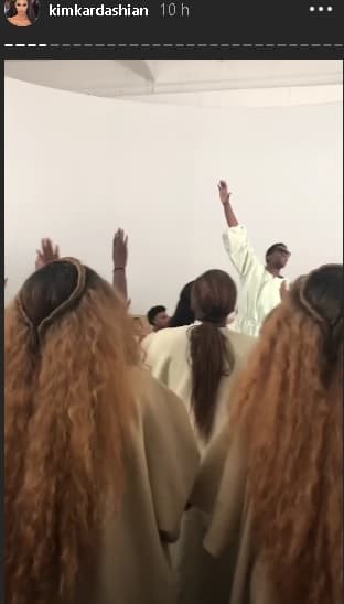 Al esposo de Kim se le ve muy 
<b>emocionado e inspirado</b> al momento de hacer su colaboración con el coro, mientras los asistentes responden con aplausos y 
<b>efusivas alabanzas</b>.