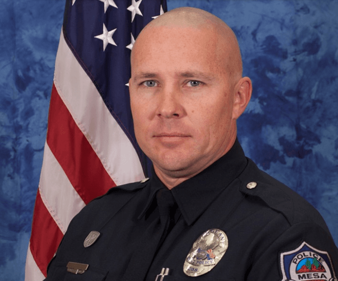 Esposa de policía de Mesa acusado de conducta sexual inapropiada lo defiende públicamente