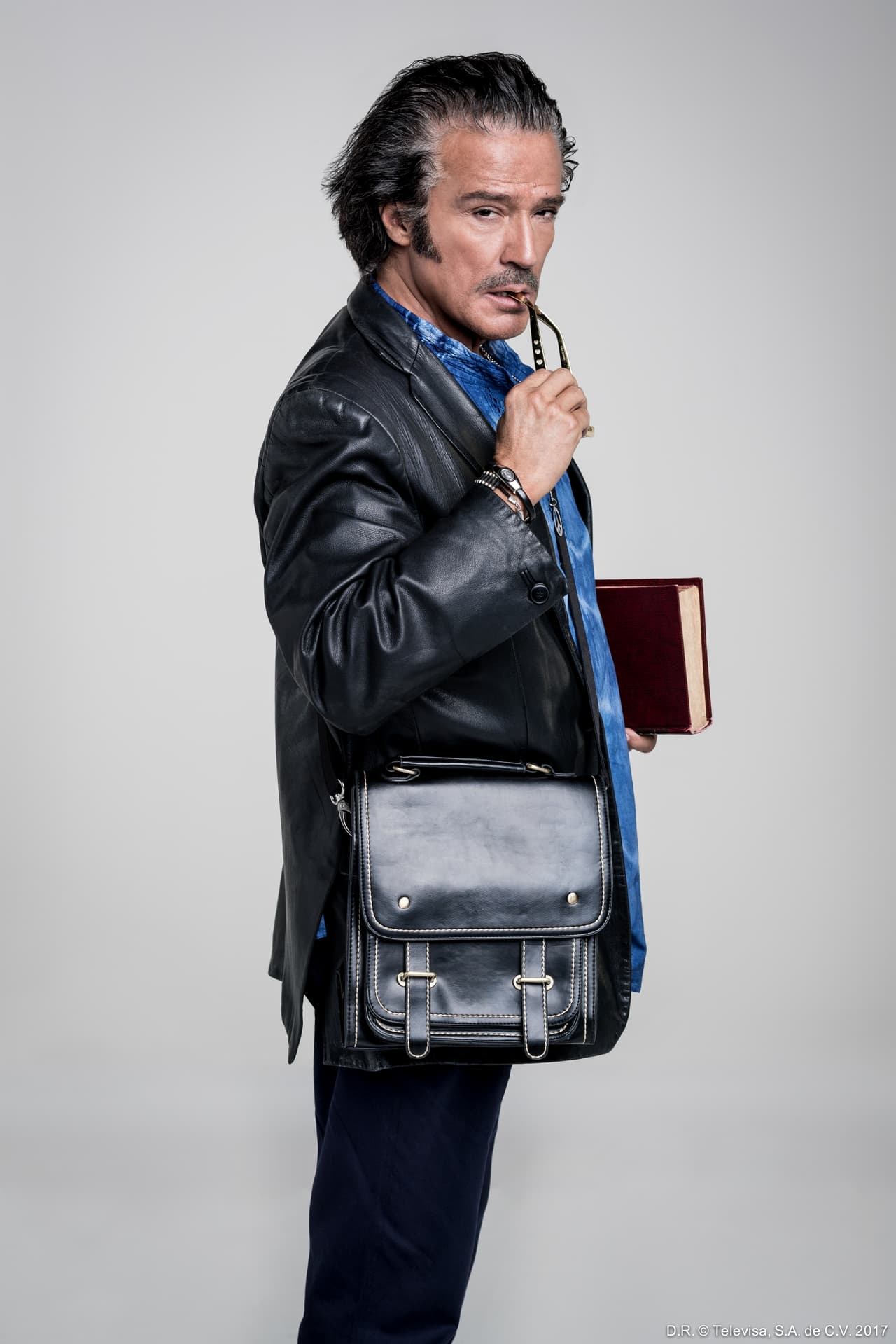 Comenzamos el conteo de estos 10 parientes incómodos con la presencia de 'Audifaz' (
<b>René Casados</b>) de '
<b>Mi marido tiene familia</b>'. Él es un hombre bastante aprovechado y no le gusta trabajar, por lo que vive de su familia.