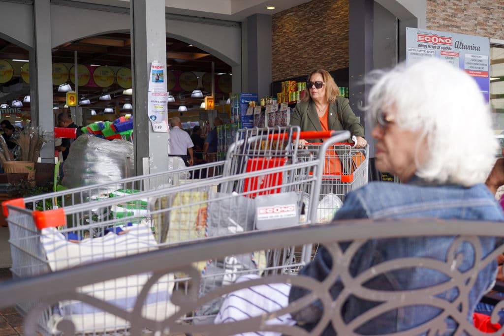 Residentes de Puerto Rico se preparan para el paso de la tormenta Ernesto por la isla.