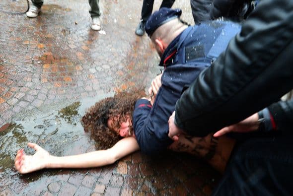 Las manifestantes se filtraron entre los numerosos periodistas y fotógrafos.