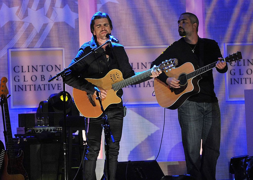 Juanes actúa en los premios Clinton Global Citizen Awards en Nueva York el 29 de septiembre 2009.(Bobby Bank/Getty Images)
<br>