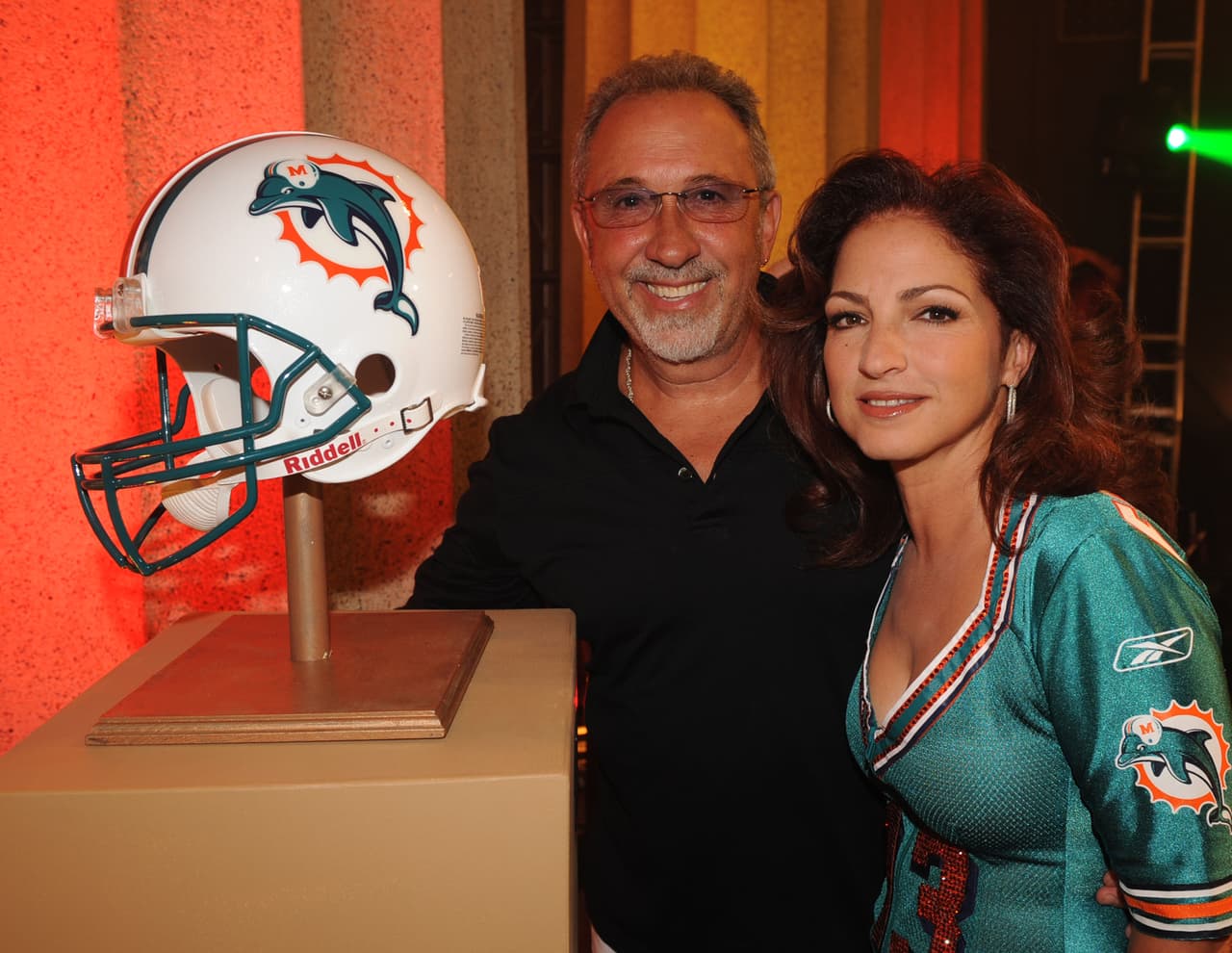 <b>Emilio Estefan y Gloria Estefan</b> son accionistas minoritarios de los Miami Dolphins, equipo de la NFL, desde 2009, cuando se convitieron en los primeros cubanos-americanos en ser co-dueños de un equipo de fútbol americano.