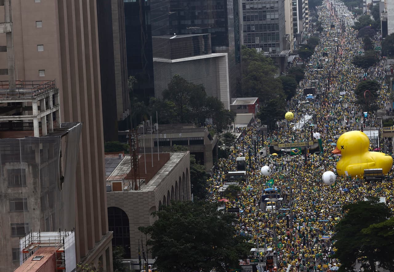 La protesta recorre la Avenida Paulista en Sao Paulo