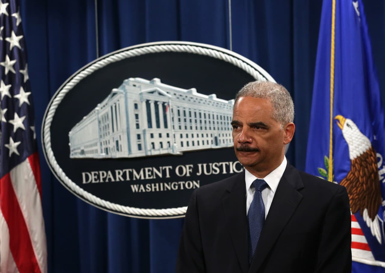 2014, hackers chinos complican el vínculo. El Fiscal General de EEUU, Eric Holder, acusa de piratería informática y espionaje a cinco hackers chinos presuntamente vinculados al Ejército Popular. En respuesta, Pekín suspende su cooperación en ciberseguridad. Un año más tarde EEUU dice que hay pruebas de que esos hackers violaron la Oficina de Gestión de Personal de EEUU y robaron 22 millones de datos de sus empleados.