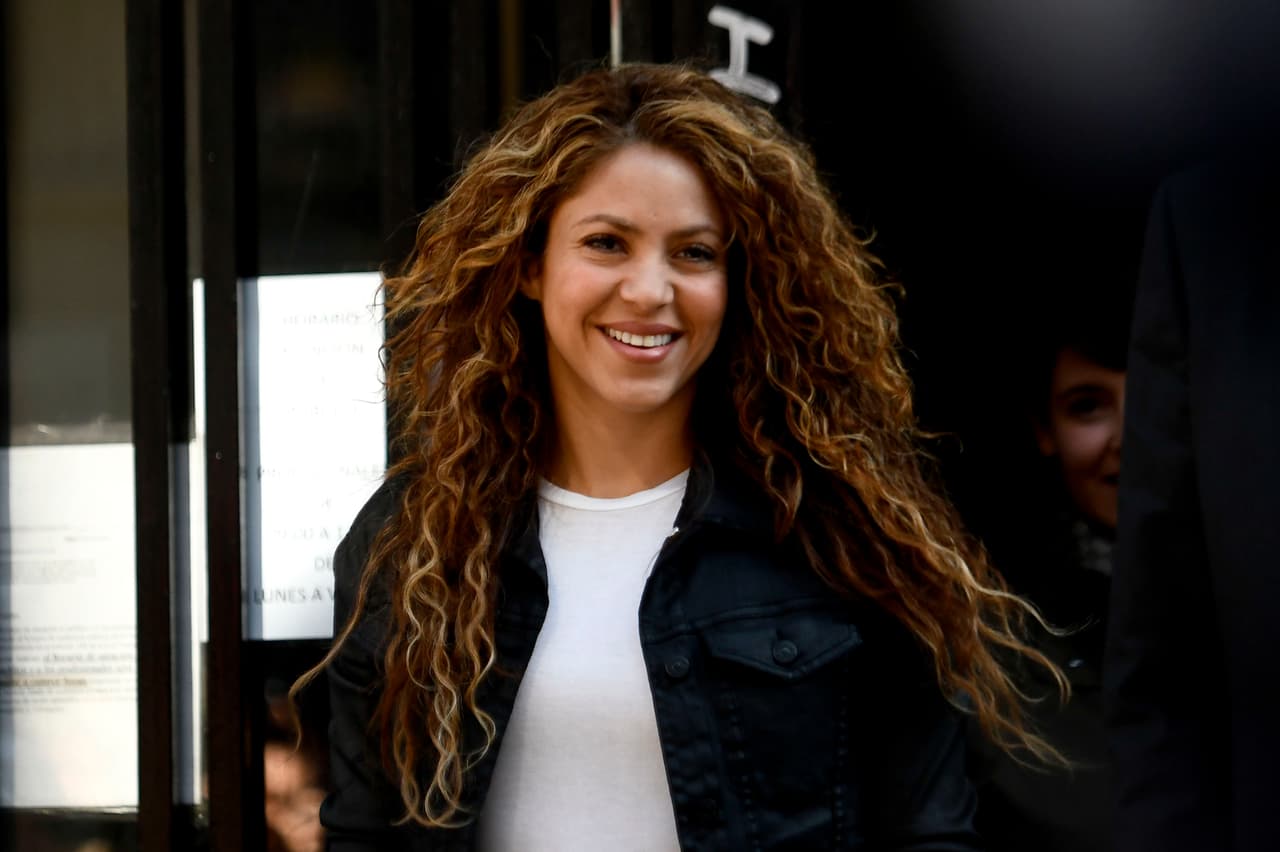 <b>Puesto 15: Shakira, cantante</b>.
<br>
<br>
<b>282.4 millones de seguidores en redes sociales.</b>
<br>
<br>
<a href="https://www.facebook.com/shakira"><u>Facebook</u></a>: 113 millones de seguidores.
<br>
<br>
<a href="https://www.instagram.com/theellenshow/"><u>Instagram</u></a>: 70.2 millones de seguidores.
<br>
<br>
<a href="https://twitter.com/shakira"><u>Twitter</u></a>: 52.5 millones de seguidores.
<br>
<br>
<a href="https://www.youtube.com/channel/UCYLNGLIzMhRTi6ZOLjAPSmw"><u>Youtube</u></a>: 33.2 millones de seguidores.
<br>
<br>
<a href="https://www.tiktok.com/@jlo?lang=en"><u>Tik Tok</u></a>: 13.5 millones de followers.