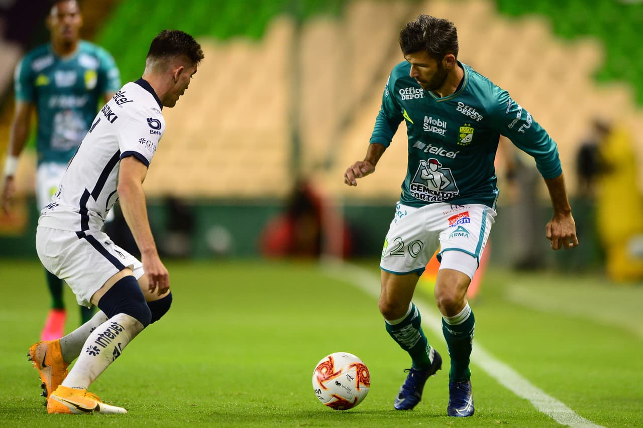 Pumas se acerca mandándole balones a Carlos González y Juan Dinenno.