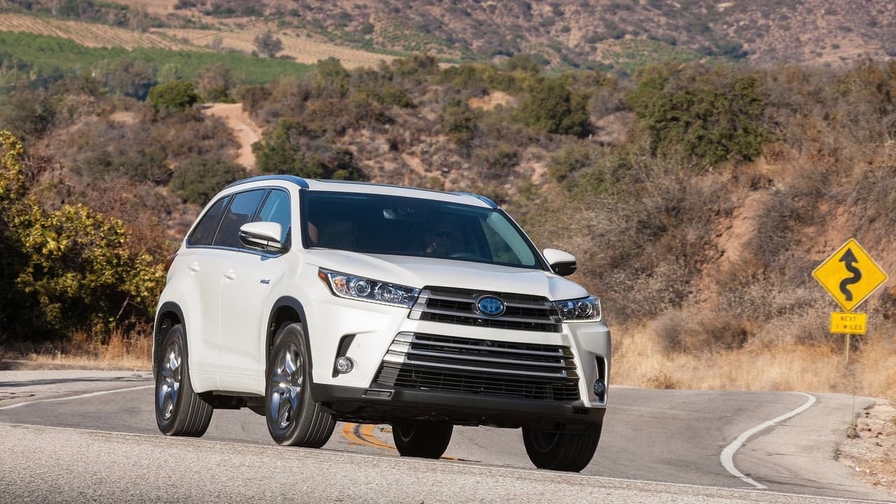 <h3 class="cms-h3-H3">10. Toyota Highlander</h3>
<br>Las SUV de monocuperpo basadas en plataformas de carros, también conocidas como crossovers, se encuentran entre los vehículos más populares de esta era, y la Toyota Highlander 
<b>es la única de ellas que clasificó en la lista</b> de los 10 modelos más confiables según la encuesta realizada con los subscriptores de Consumer Reports. La publicación halaga su buena maniobrabilidad y su generoso espacio interior, a la vez que indica que la nueva transmisión de 8 velocidades mejoró el consumo de combustible. Como todos los modelos de Toyota, la Highlander cuenta ahora con frenado automático de emergencia estándar. La Higlander es solo uno de
<b> los 7 modelos con que Toyota dominó la lista</b> de los 10 modelos más confiables en 2018.