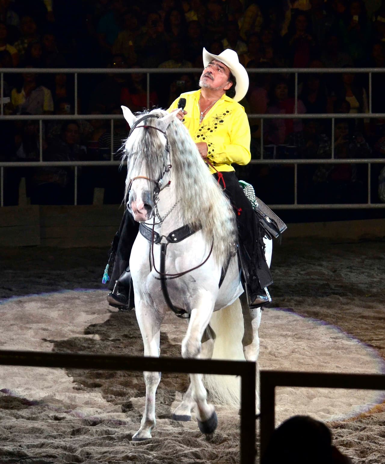 Además de no soltar su sombrero, ya fuera de color blanco o negro, él no salía a ningún lugar sin su tejana, y como podemos apreciar en la imagen la acompañana de una camisa llena de color.