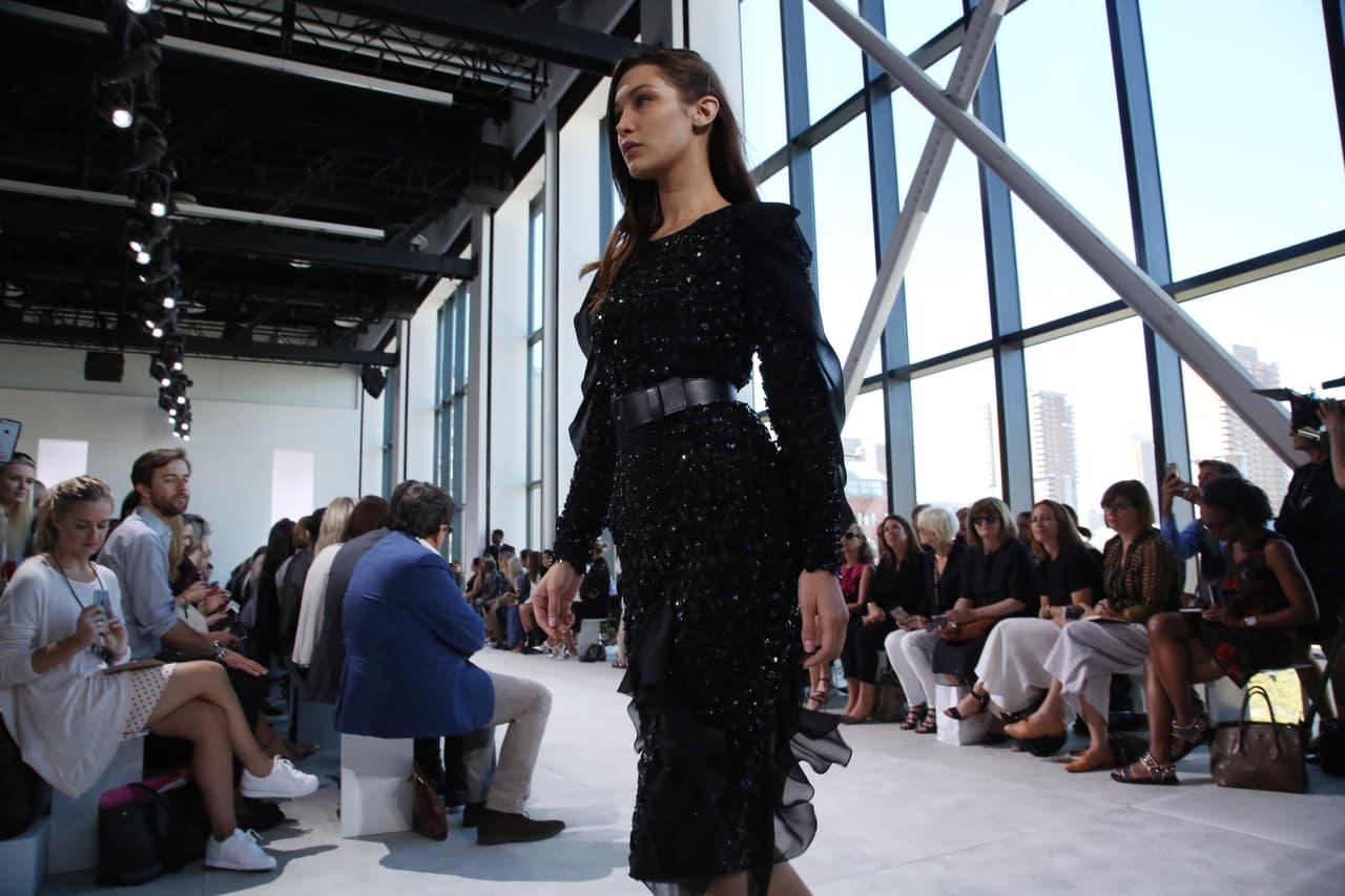 Con esas altas zapatillas y falda ajustada pasó lo inimaginable.