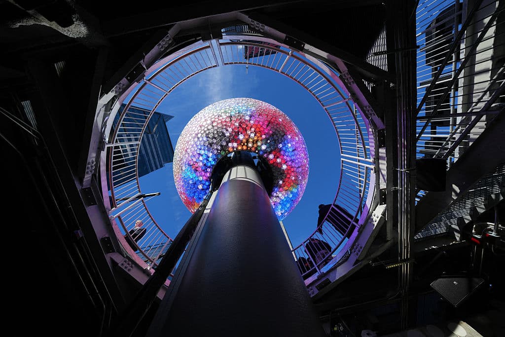 Los 5,280 cristales de Waterford de la nueva bola de Times Square tienen tres diámetros distintos: 1.5, 3 y 4 pulgadas.
<br>
<br>Cada uno
<b>tiene un diseño</b> que representa uno de los
<b>siguientes mensajes</b>: "alegría infinita", "luz infinita" y "comienzos infinitos".
<br>
<br>Por escrito se informó que la esfera tiene un sistema de audio interactivo, que le permite responder a la música con diseños de luz que genera al instante.