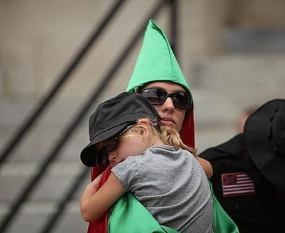 ProtegidosEl Ku Klux Klan tiene el derecho a expresar sus creencias en lugares públicos y hasta a apoyar a candidatos durante elecciones, protegido por la primer enmienda de la Constitución. Familias enteras se unen a sus filas y participan de desfiles y actividades de reclutamiento.