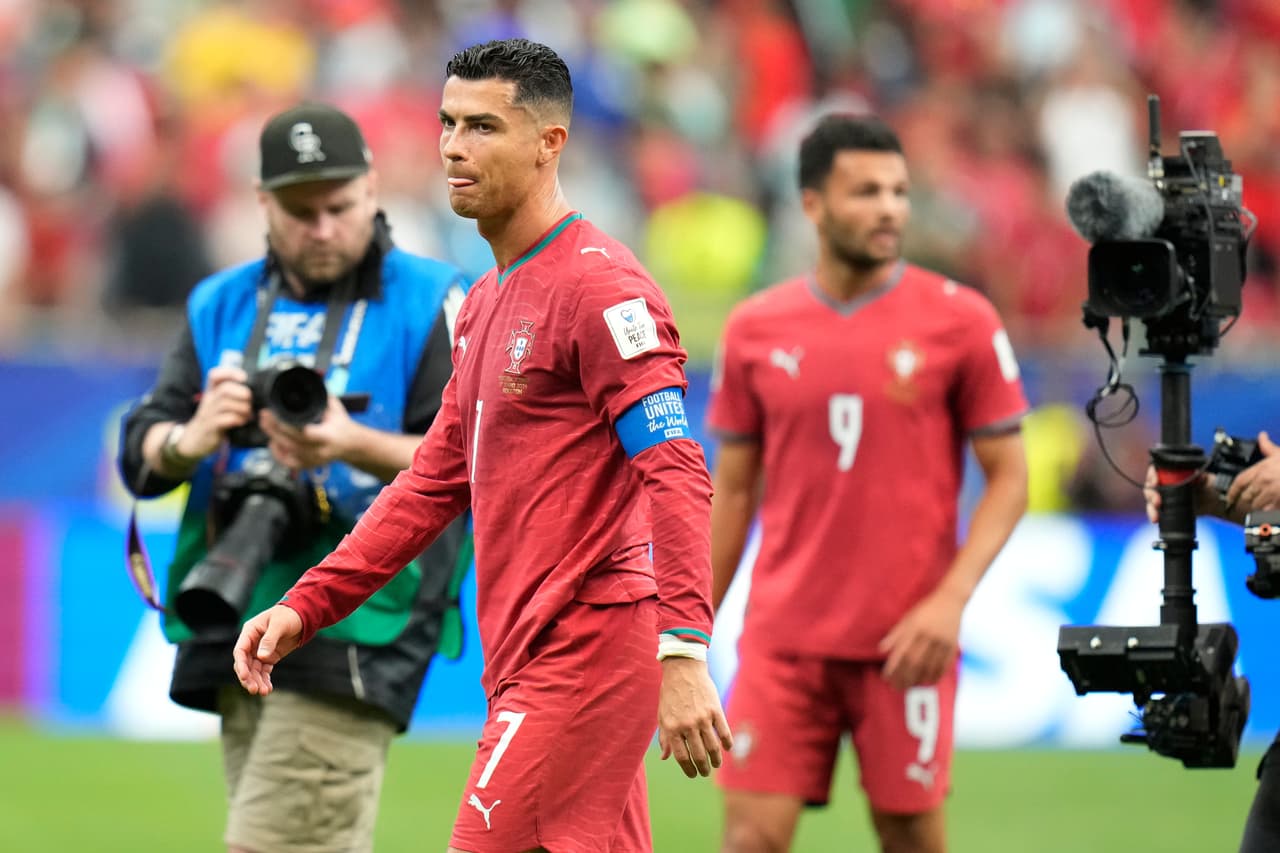 Cristiano Ronaldo, de Portugal, abandona el terreno de juego tras el partido de futbol del Grupo K de la Copa del Mundo entre Portugal y Congo en Houston, el miércoles 17 de junio de 2026.