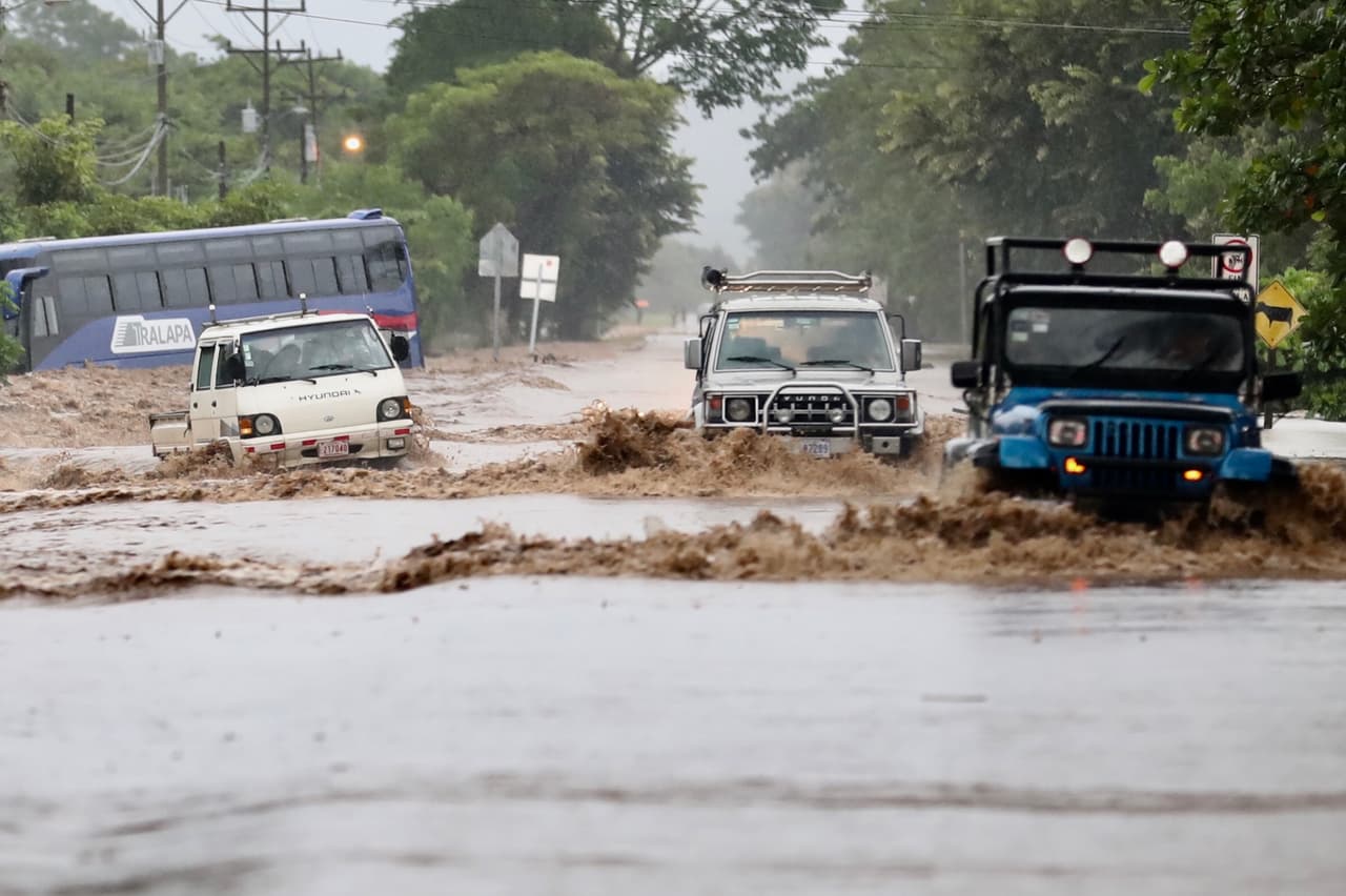 Los aguaceros también afectaron servicios eléctricos y operación de plantas. Al menos seis hidroeléctricas están fuera de operación debido a la crecida de los ríos y la acumulación de sedimentos.
