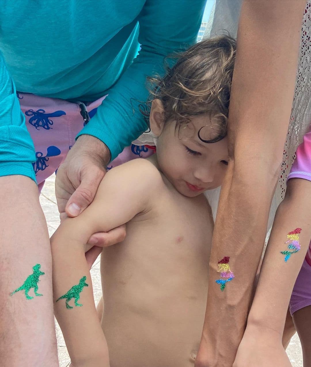 Michelle y Liam, los hijos más pequeños del conductor mexicano, hacen que sus papis disfruten como si fueran niños.