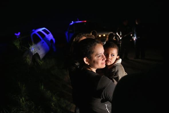 Aunque el número de este tipo de familias inmigrantes y menores no acompañados han disminuido, miles siguen cruzando la frontera en forma ilegal a los Estados Unidos.