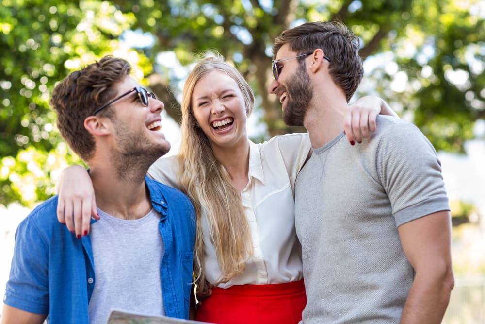 Asimismo, puedes utilizar tu día de la semana afortunado, según tu signo zodiacal, y tu color astrológico, para darte una escapadita de casa, salir con buenos amigos y realizar algunas de esas visitas que generalmente vamos posponiendo por falta de tiempo y que ahora, en este período otoñal, podemos materializar para acercarnos más a los que amamos.