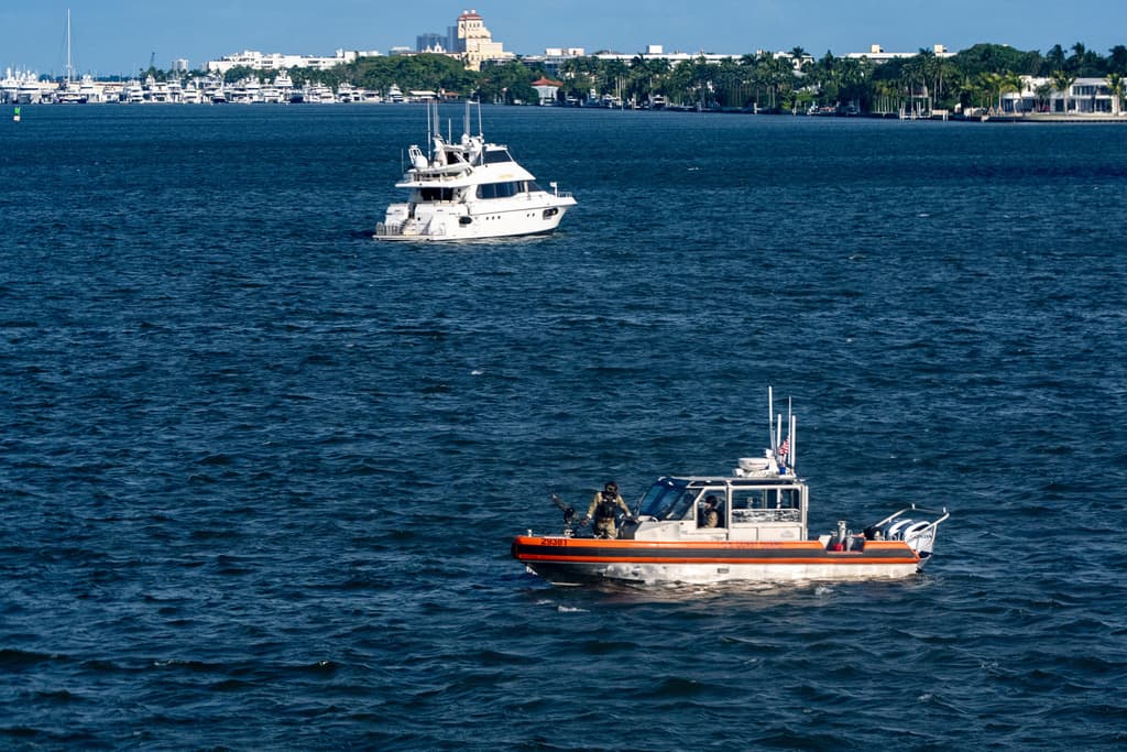 La Guardia Costera de Estados Unidos patrulla las aguas mientras la caravana presidencial de Donald Trump se dirige al Trump International Golf Club, el lunes 22 de diciembre de 2025