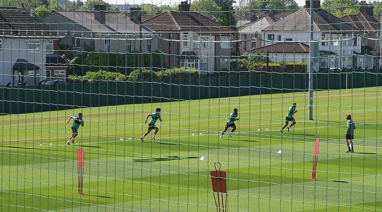 El equipo mantiene la distancia social recomendada mientras se ejercita.