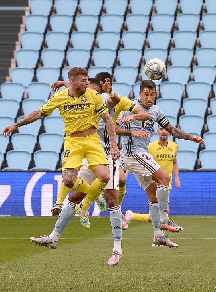Alberto Moreno logra ganar el balón en el aire, pero su remate sale muy desviado del arco de Rubén Moreno.