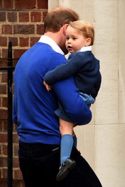 ¡Mira la carita de George ante todo el alboroto!