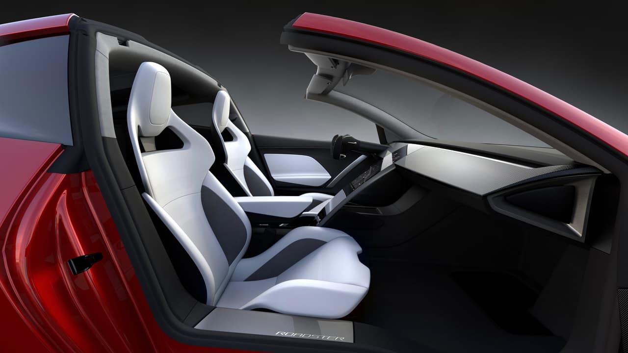 El 
<b>diseño futurista</b> también está presente también en la cabina del Tesla Roadster.