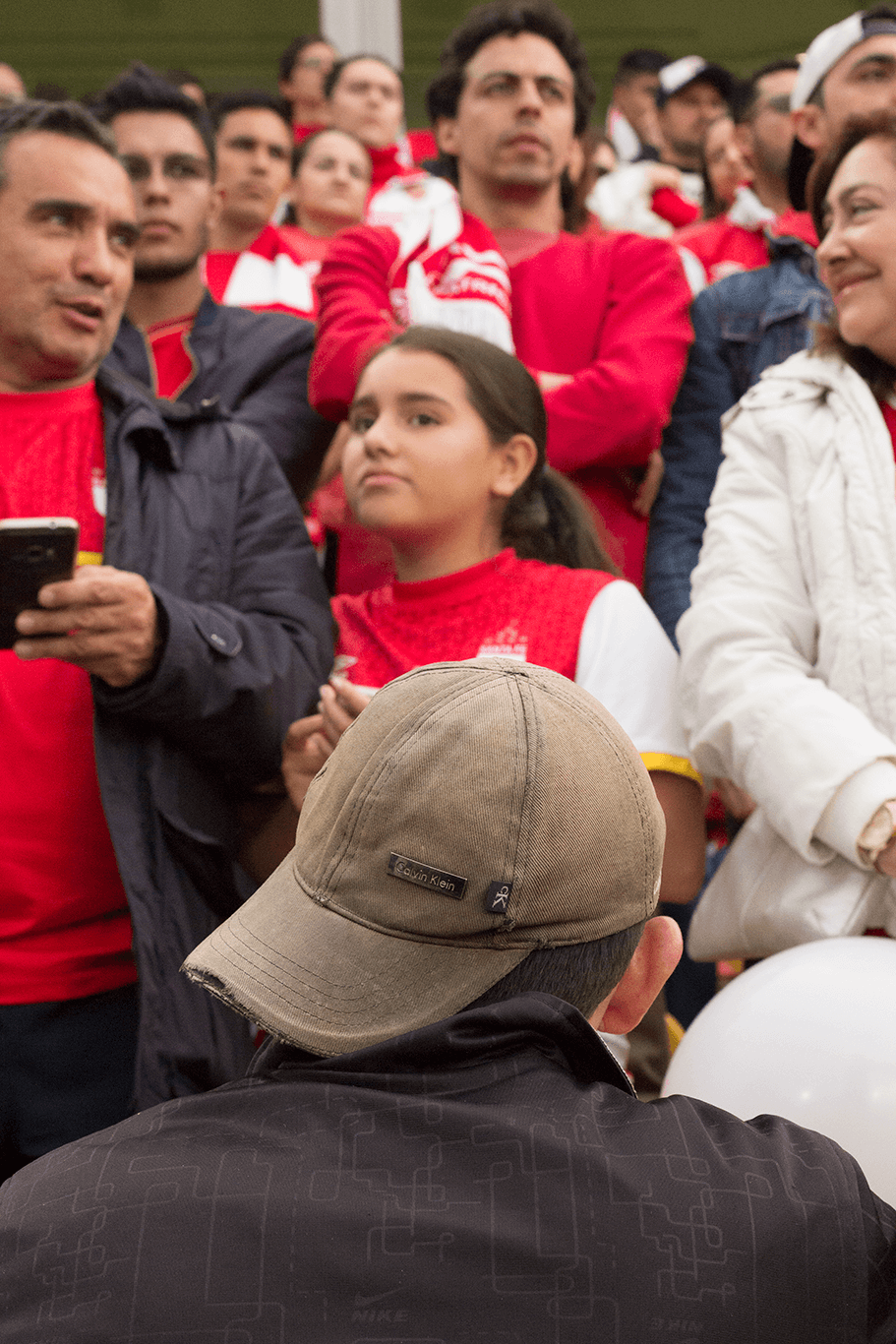 José Richard era el único hincha de Millonarios entre la multitud albirroja de Santa Fe.