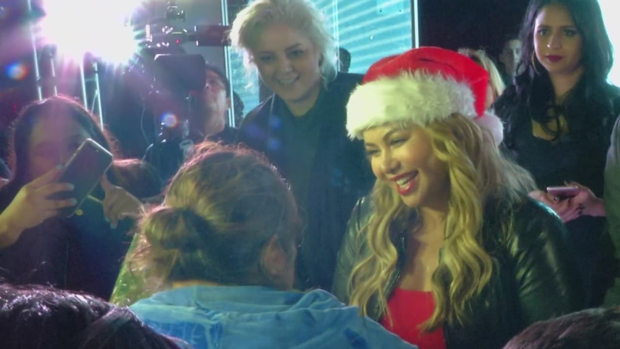 Chiquis Rivera entrega juguetes a niños de Ontario y habla de la serie televisión sobre su madre