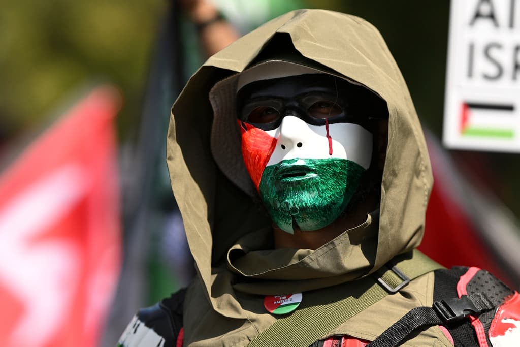 “Biden, no puedes esconderte”: el grito de guerra de los manifestantes en Chicago en contra del conflicto en Gaza.