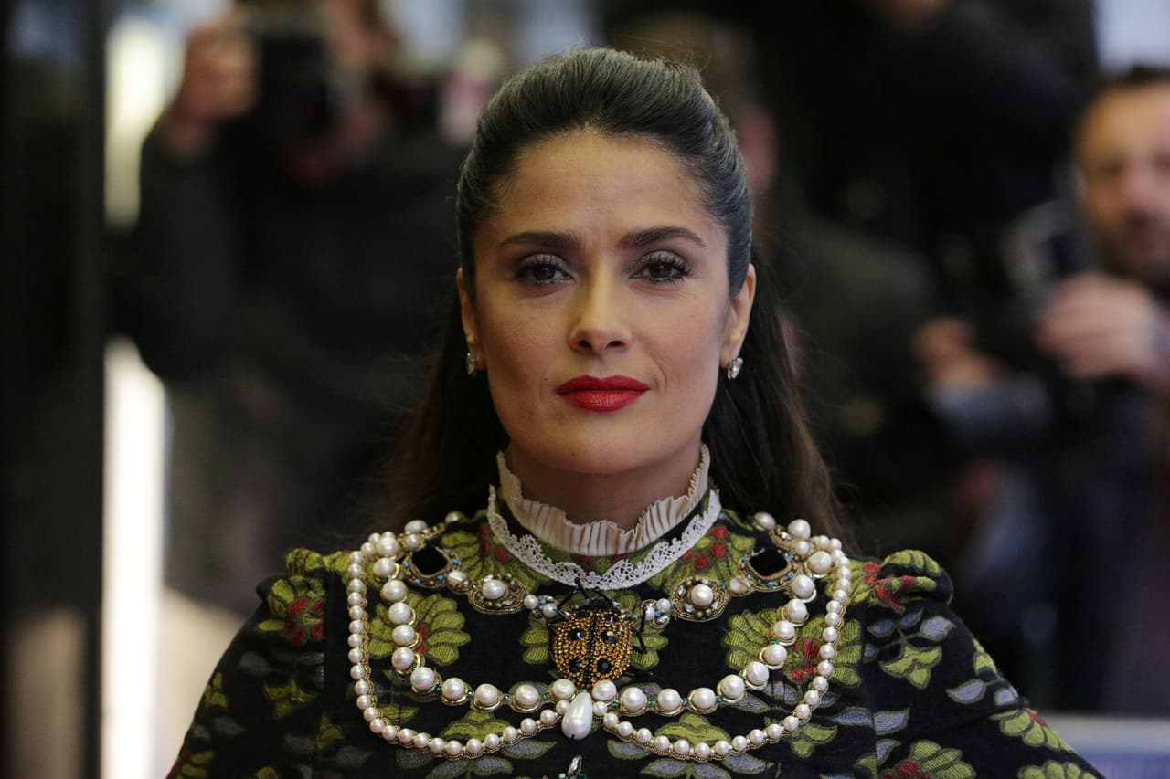 <h3>Prejuicio roto por Salma # 6</h3>: No, el labial rojo sangre no es exclusivo de las edades en donde la conquista está a flor de piel. Con su estilo siempre auténtico y colorido esta actriz y empresaria ha resaltado sus labios de un rojo que inspira hasta las más inexpertas en materia de estilo.