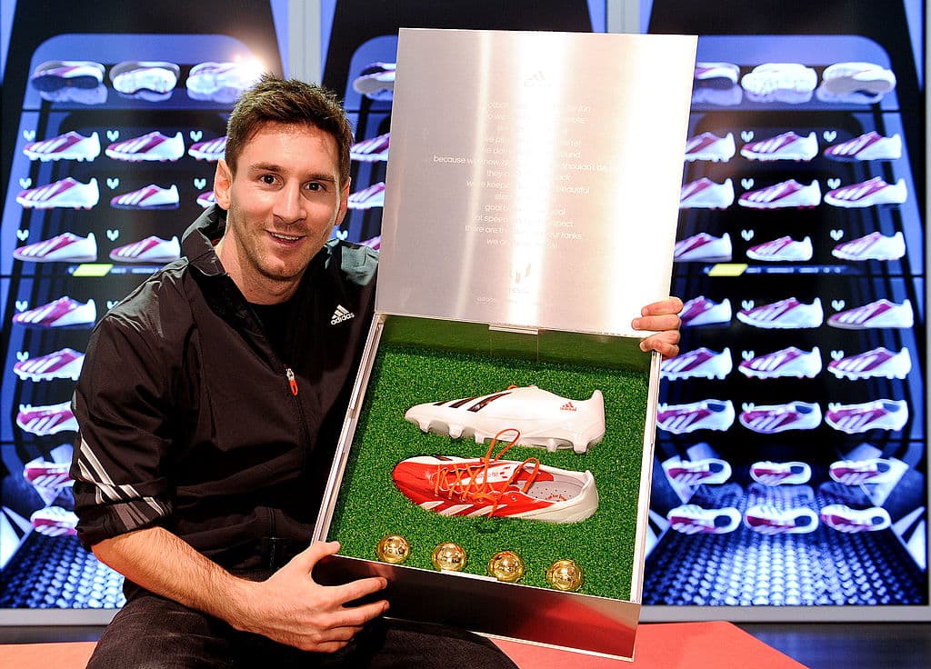 Messi es el segundo millonario en la lista, con 22 millones de euros anuales, y el primero en tener una sub-marca de tenis: los Adidas Messi.