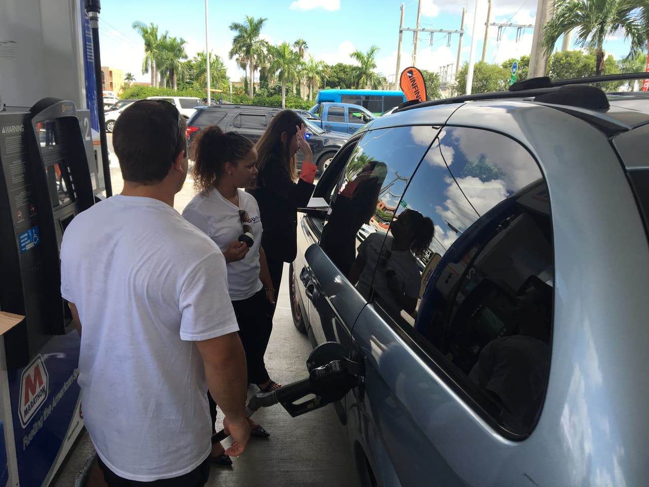 El precio por galón es de $0,99 centavos.