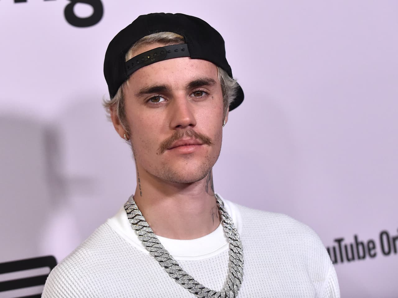 <b>Puesto 2: Justin Bieber, cantante. </b>
<br>
<br>
<b>467.5 millones de seguidores en redes sociales.</b>
<br>
<br>
<a href="https://www.instagram.com/justinbieber/"><u>Instagram</u></a>: 179 millones de seguidores.
<br>
<br>
<a href="https://twitter.com/justinbieber"><u>Twitter</u></a>: 113.8 millones de seguidores.
<br>
<br>
<a href="https://www.facebook.com/JustinBieber"><u>Facebook</u></a>: 89 millones de seguidores.
<br>
<br>
<a href="https://www.youtube.com/channel/UCIwFjwMjI0y7PDBVEO9-bkQ"><u>Youtube</u></a>: 63.9 millones de seguidores.
<br>
<br>
<a href="https://www.tiktok.com/@justinbieber?lang=en"><u>Tik Tok</u></a>: 21.8 millones de followers.