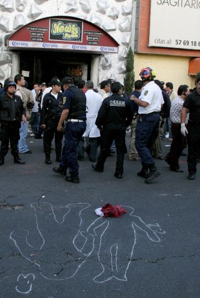 Unos 500 jóvenes buscaban diversión por el fin de cursos y el inicio de las vacaciones de verano en el bar 'New's divine' en la Ciudad de México, jamás imaginaron que una tragedia marcaría sus vidas.