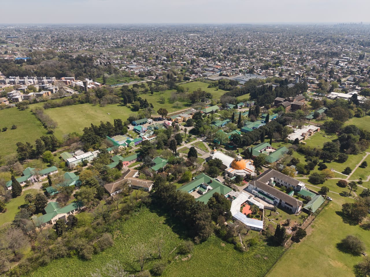 Una vista aérea al hogar que visitará León XIV.