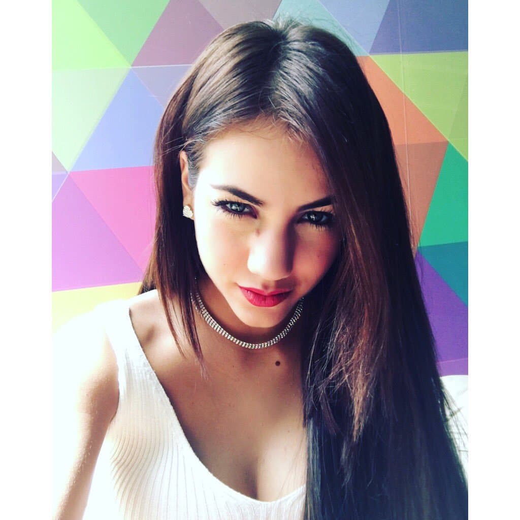 Y por supuesto que Ela lo sabe y nos deleita con muchas selfies.