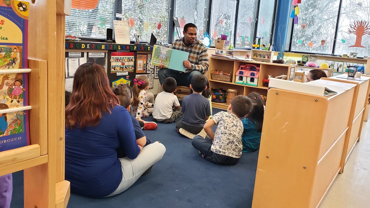 Ex jugadores de los Chicago Bears llegaron a una escuela en La Villita para promover educación temprana.