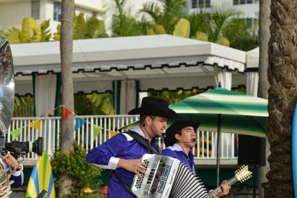 Juanes, Calibre 50 y Chino y Nacho