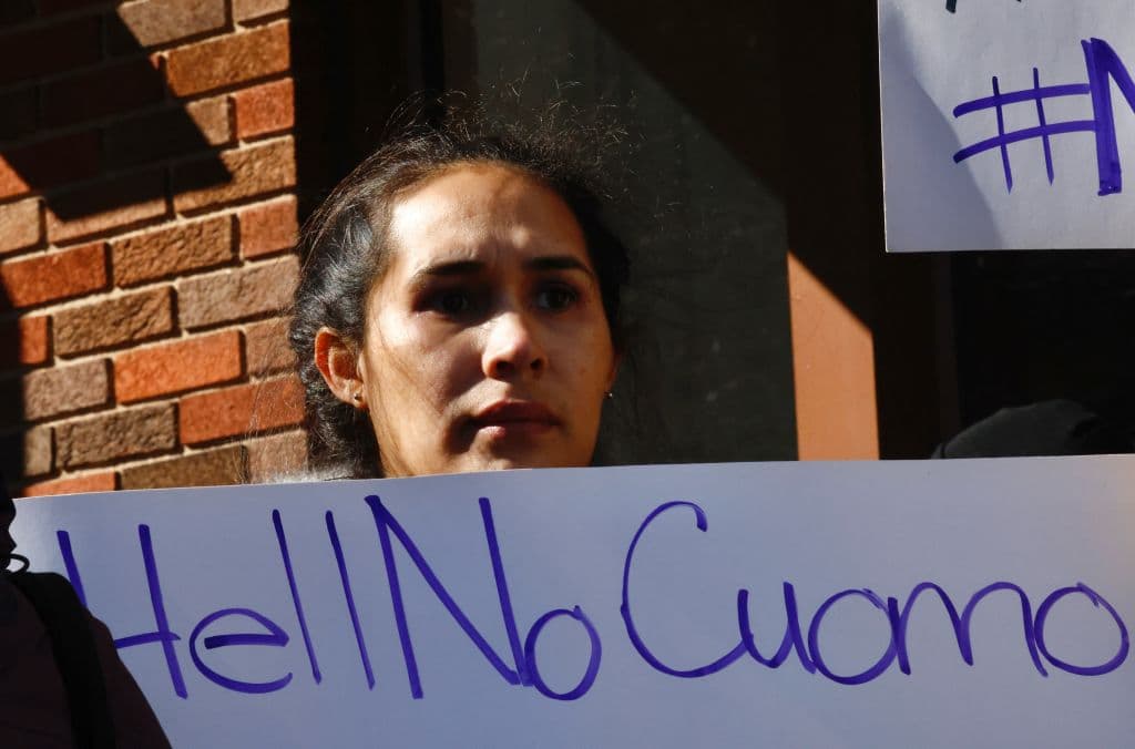 Los manifestantes, portando carteles con frases como "¡Diablos, no Cuomo!" y "No más Cuomo", denunciaron que el exgobernador no ha mostrado un verdadero arrepentimiento por las acusaciones que lo llevaron a dimitir en 2021. Lindsey Boylan, la primera mujer que acusó públicamente a Cuomo de acoso, se ha convertido en una de las voces más críticas, argumentando que el político ha emprendido una "vengativa" campaña legal contra sus acusadoras en lugar de buscar la reconciliación.