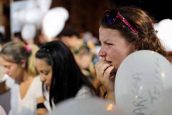 Los asistentes, en su mayoría estudiantes, derramaron lágrimas por sus compañeros fallecidos en el incendio.
