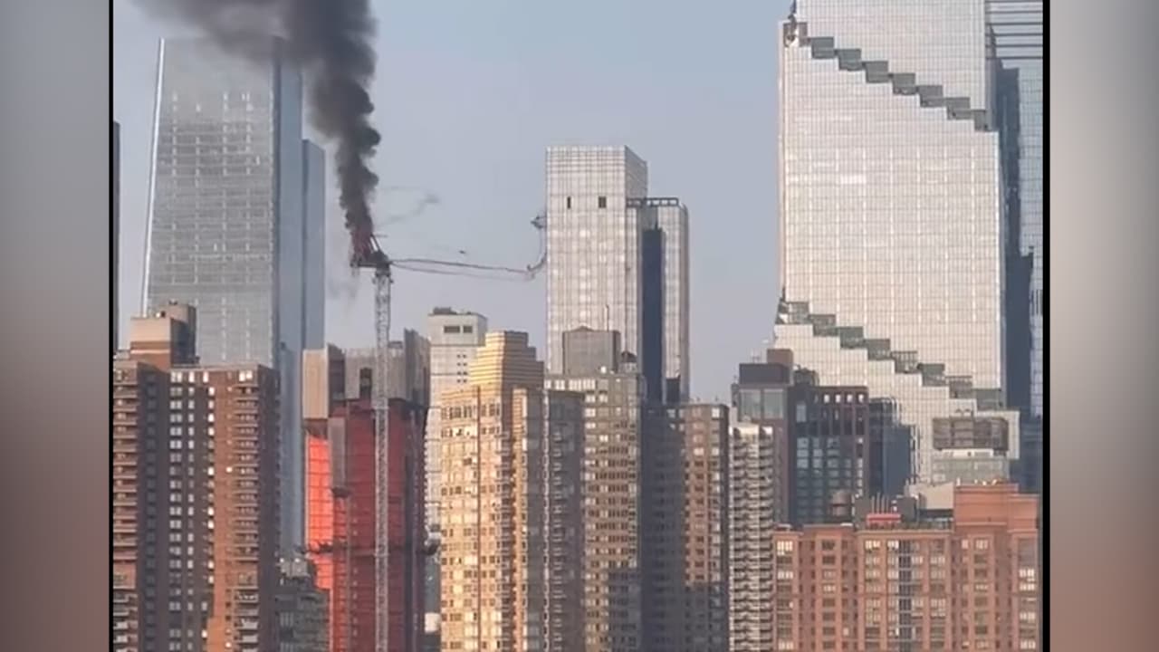 La grúa se encontraba instalada en un edificio en construcción de 45 pisos de altura sobre la 550 de la Décima Avenida, entre las calles 40 y 41.
