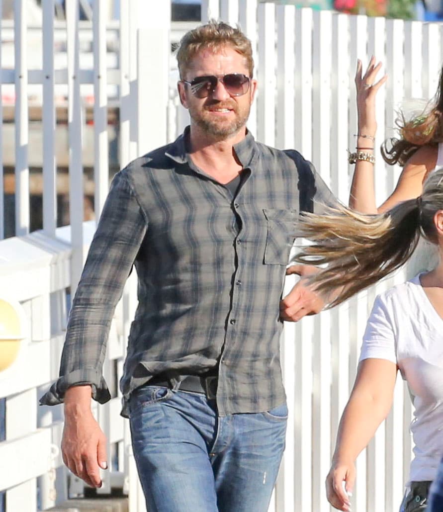 Ella le quitó de repente su brazo.