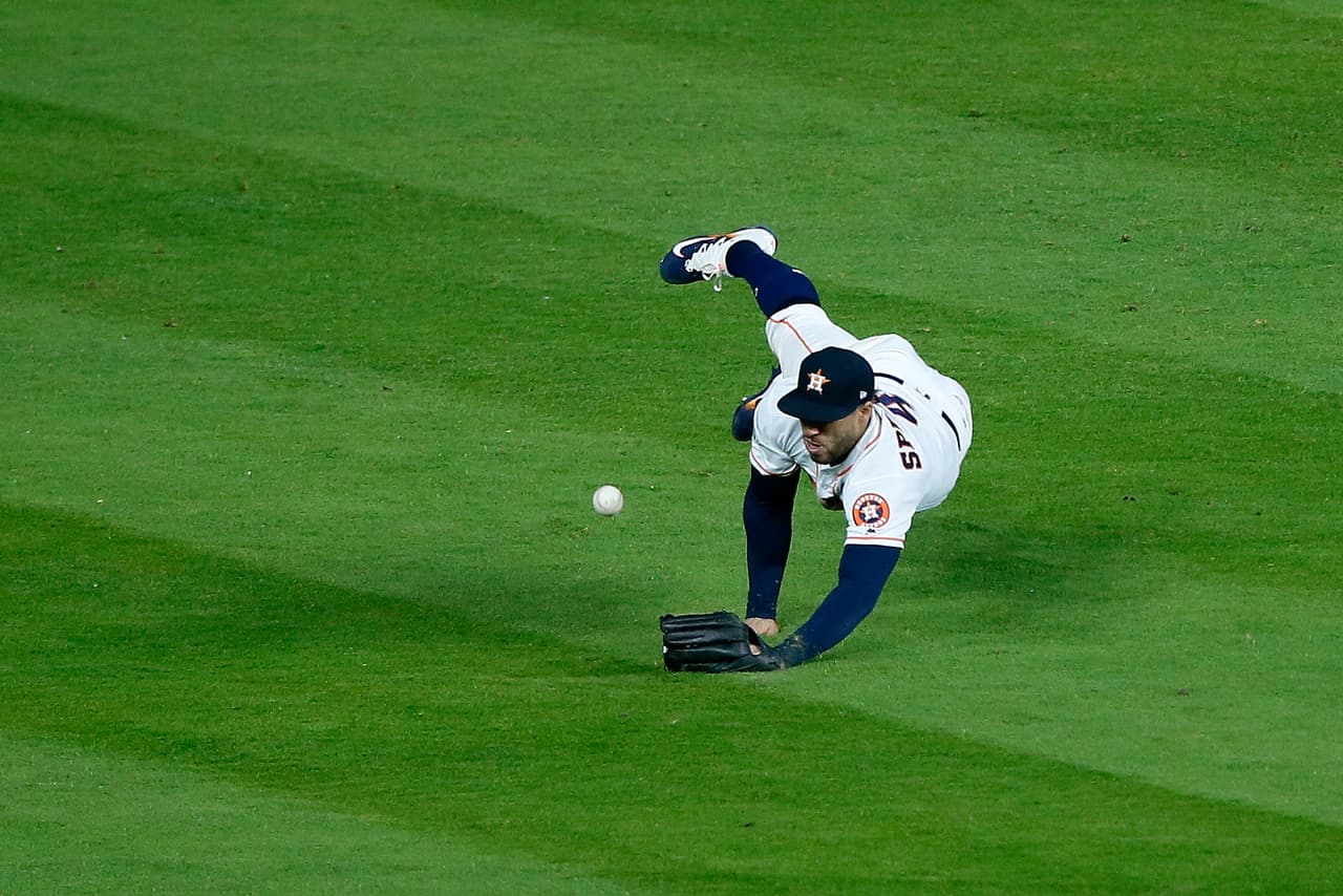 Uno de los momentos más emocionantes se vivió cuando Springer intentó cortar un batazo de Bellinger en la séptima entrada. El batazo se extendió a los jardines y se convirtió en un triple productor para el novato.