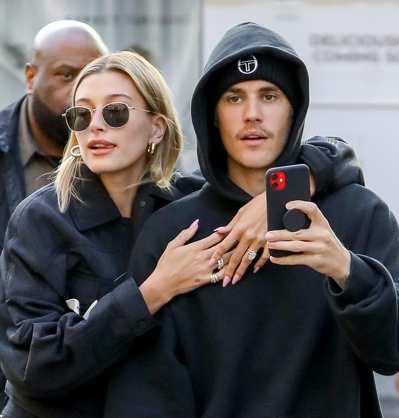 "¡Hola!, ¿cómo estás? Te vi anoche con Jimmy Fallon, te veías muy bien. 
<b><a href="https://www.univision.com/famosos/la-esposa-de-justin-bieber-nacio-con-un-trastorno-genetico-y-pide-que-no-se-burlen-mas-de-sus-dedos-fotos">Me encantó ese truco que hiciste</a></b>, no tenía idea de que pudieras hacer eso, fue genial",contó Hailey sobre lo que le dijo Justin.