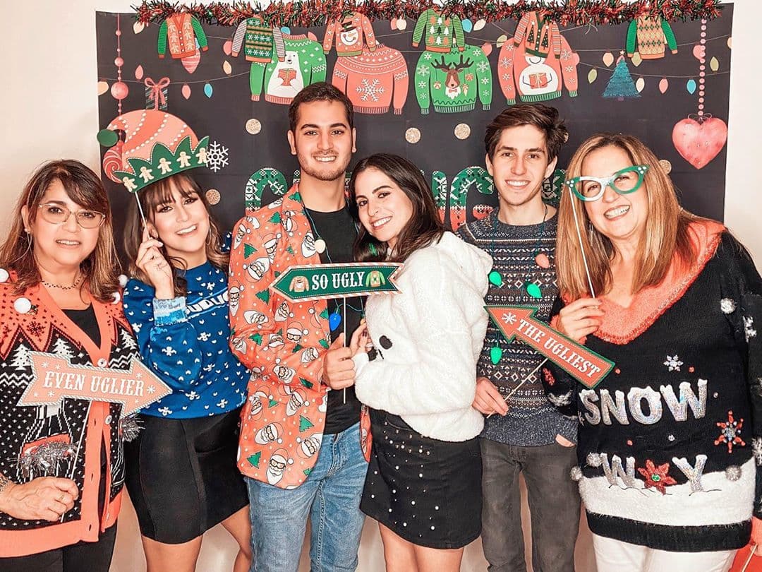 Jessi Rodríguez celebró la graduación de su hermano con un fiesta temática de 'ugly sweater'.