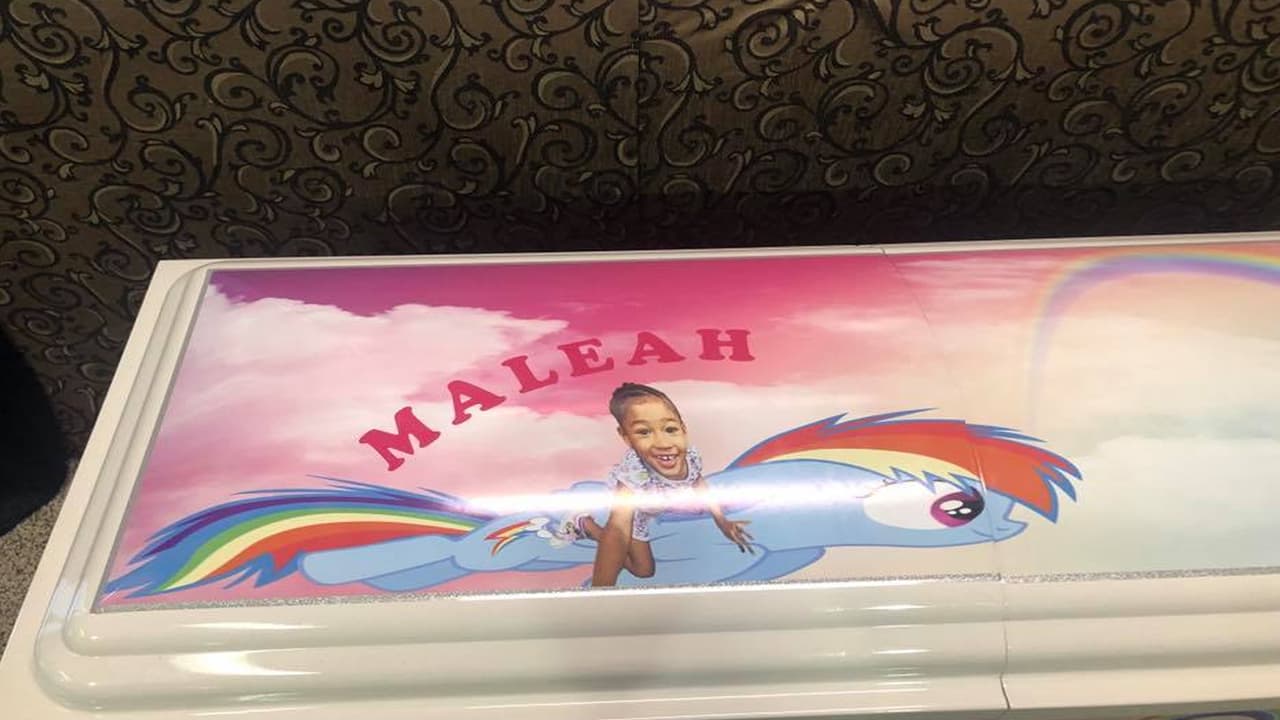 <b>19 de junio:</b> Dan a conocer el diseño del ataúd en el que descansarán los restos de la niña. El féretro fue decorado con su fotografía y el arcoíris del personaje ‘Pequeño Pony’ y fue donado a la familia por la empresa Soulshine Industries.