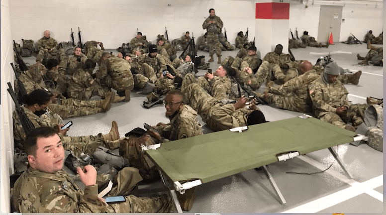 Guardias nacionales en un estacionamiento sin calefacción ni baños: la foto que indignó a demócratas y republicanos